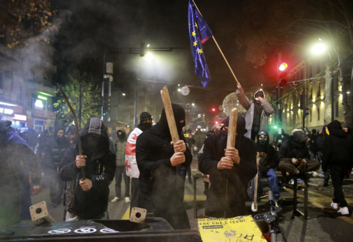Šesti dan protesta opozicije u Gruziji: Policajci opremljeni za razbijanje demonstracija raspoređeni oko parlamenta
