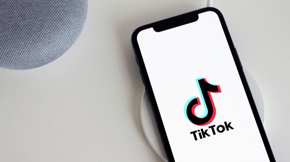 Policija u BiH upozorila na opasan TikTok izazov: Deca i mladi simuliraju saobraćajne nesreće za volanom