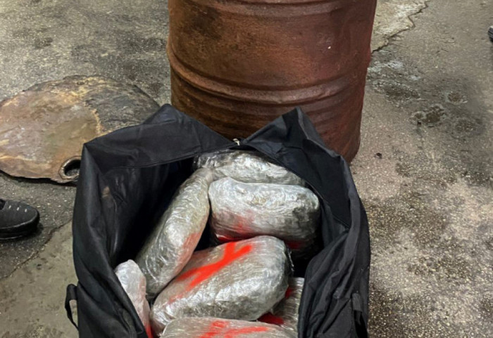 Mladić iz Novog Pazara u stanu krio kilogram marihuane, kokain, pištolj i municiju