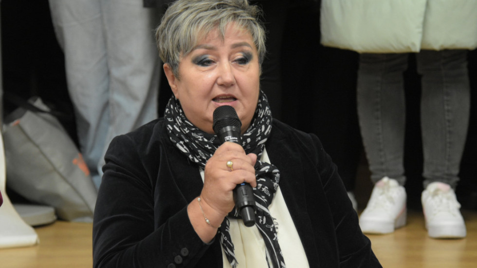 (VIDEO) Dekanka Filozofskog fakulteta u Nišu napadnuta nožem, osumnjičena privedena