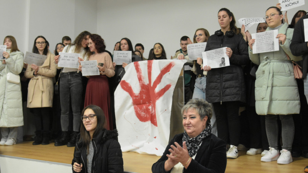 Određen pritvor ženi osumnjičenoj da je nožem povredila dekanku u Nišu