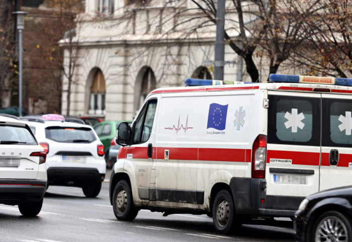 Majstor pao u okno lifta na Voždovcu, prevezen u Urgentni centar sa povredom noge