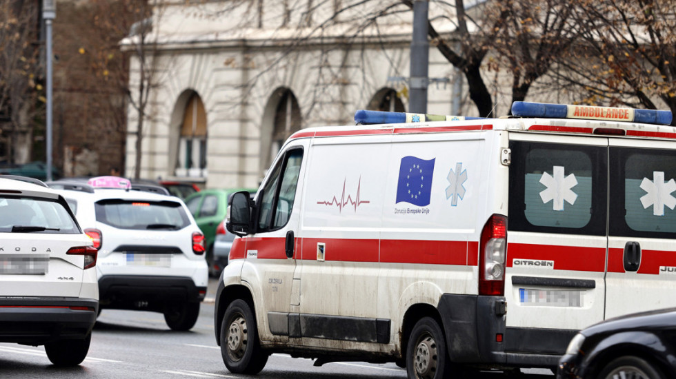 Majstor pao u okno lifta na Voždovcu, prevezen u Urgentni centar sa povredom noge