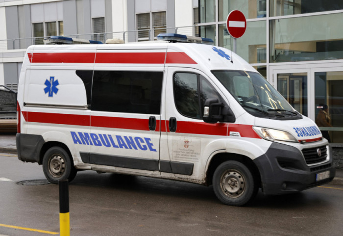 U sudaru automobila i autobusa u Obrenovcu, povređeni vozač i tri putnika