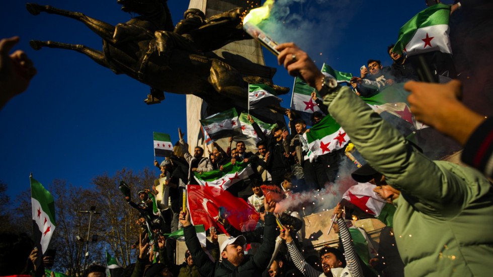 (FOTO/VIDEO) Sirijske izbeglice se vraćaju kućama, Bašar al Asad pobegao sa porodicom u Moskvu