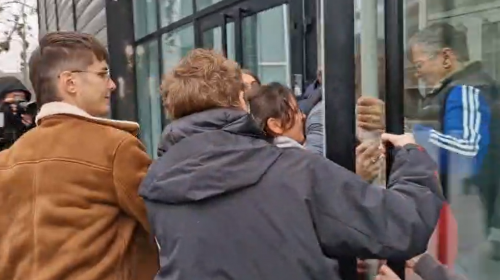 (VIDEO) Studenti zauzeli Rektorat u Novom Sadu, traže ostavku rektora Dejana Madića