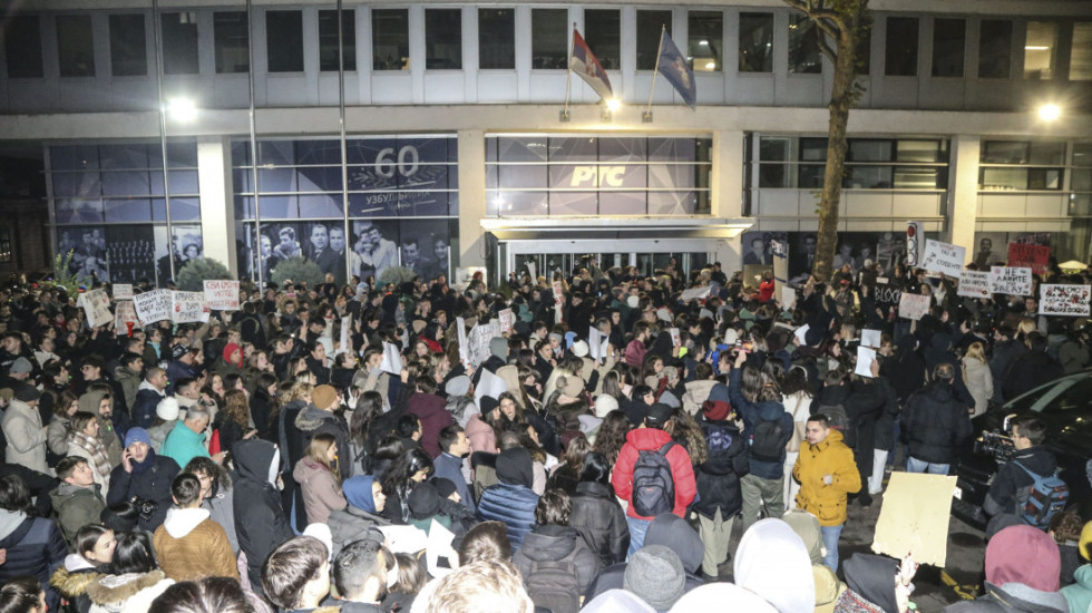 "Odjeknula je tišina": Protest dela radnika RTS, građana i studenata u Takovskoj, pročitani zahtevi upućeni rukovodstvu