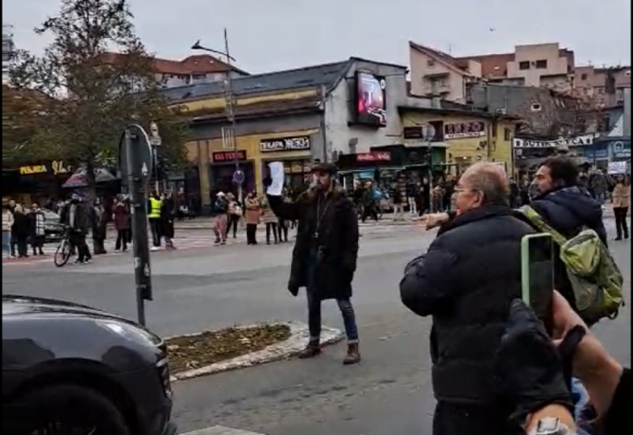 (VIDEO) Incident na blokadi u Novom Sadu: Uhapšeni muškarci koji su "poršeom" uleteli među građane, pa ih zatim tukli