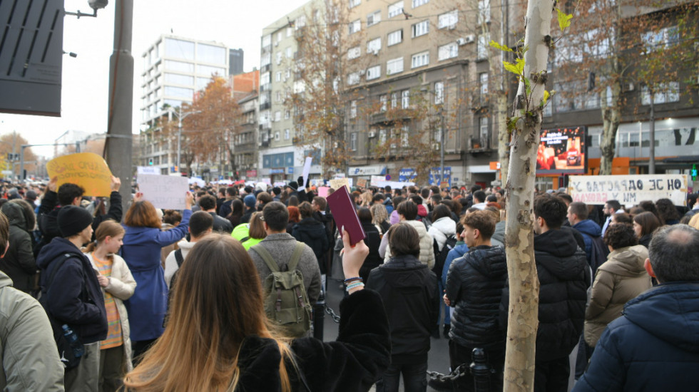 Studenti i građani na 15 minuta u tišini blokirali deo Bulevara kralja Aleksandra