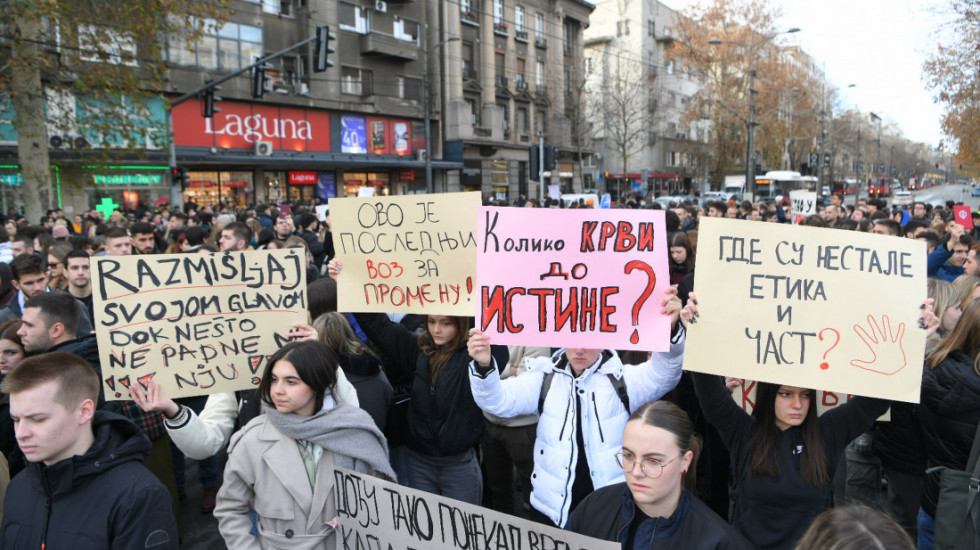 (FOTO) Studenti i učenici blokirali Bulevar kod Vuka i raskrsnicu Poljoprivrednog fakulteta, nije bilo incidenata