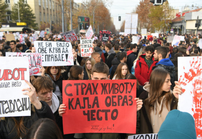 (FOTO)Studenti i maturanti blokirali saobraćaj na 15 minuta kod Doma omladine i Vukovog spomenika