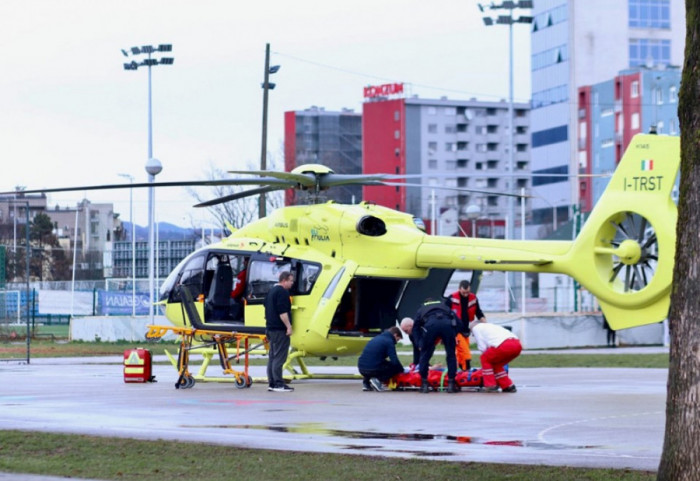 (FOTO/VIDEO) Napad nožem u školi u Zagrebu: Preminulo dete (7), petoro teško povređeno, ljudi pale sveće i plaču