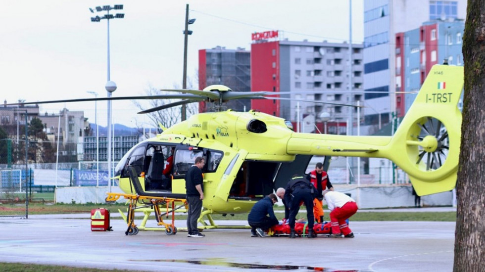 (FOTO/VIDEO) Napad nožem u školi u Zagrebu: Preminulo dete (7), petoro teško povređeno, ljudi pale sveće i plaču