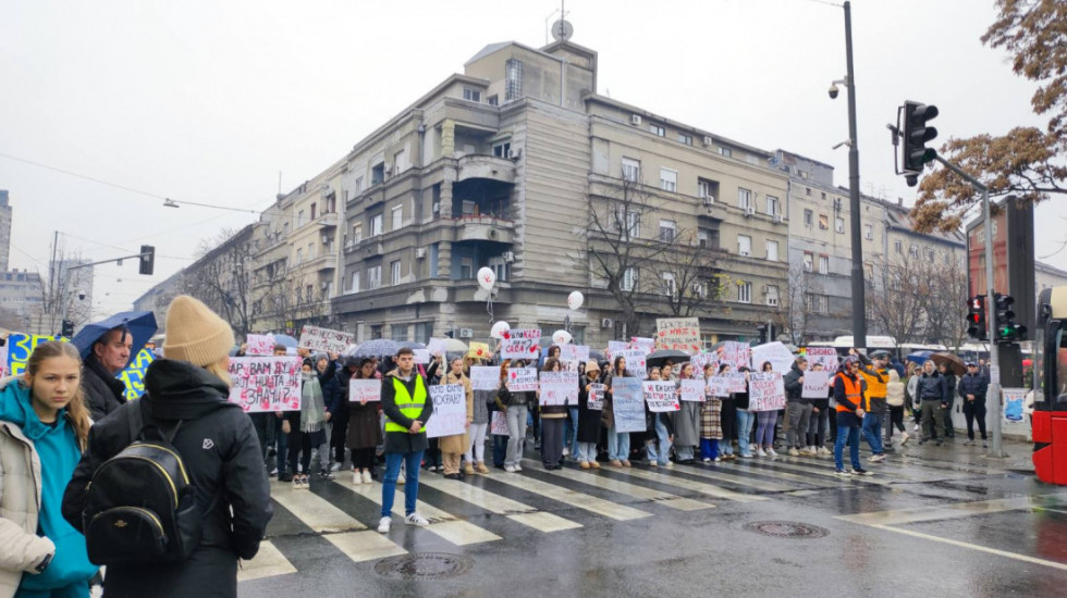 Studenti i građani blokirali saobraćaj na 15 minuta u Zemunu, dečak nosio transparent "Ja ću biti student"