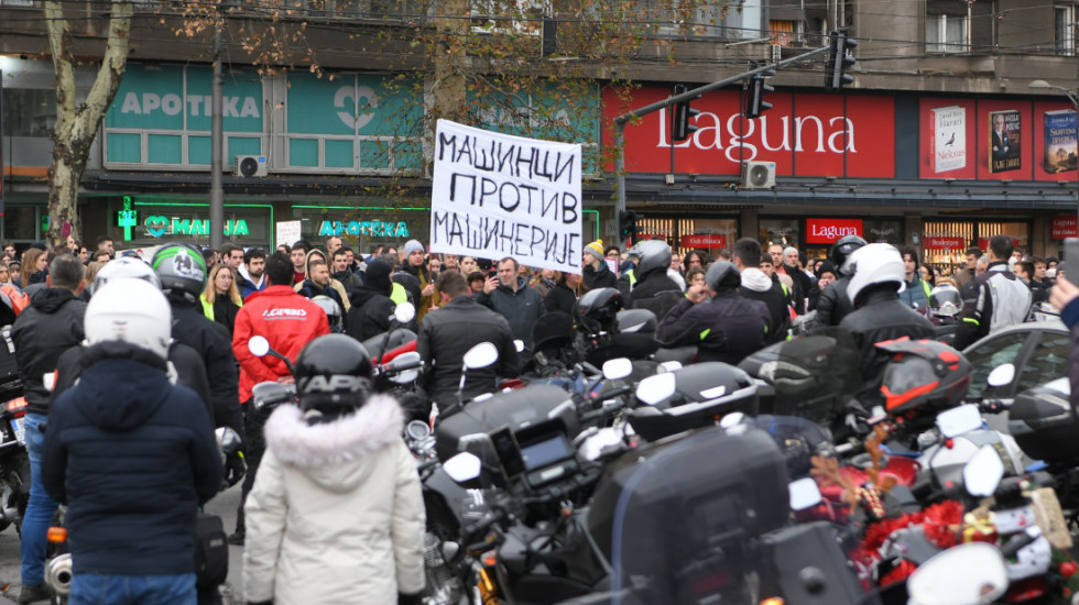 (FOTO) Studenti u Beogradu odali počast i dečaku ubijenom u Zagrebu, poljoprivrednici u Novom Sadu mladima kuvali gulaš