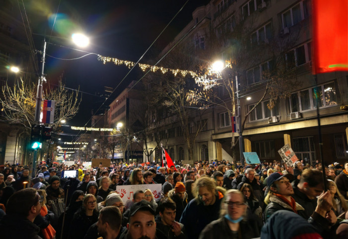 (VIDEO) Određeno zadržavanje taksisti koji je udario autom mladića tokom protesta na Trgu Nikole Pašića, pa pobegao