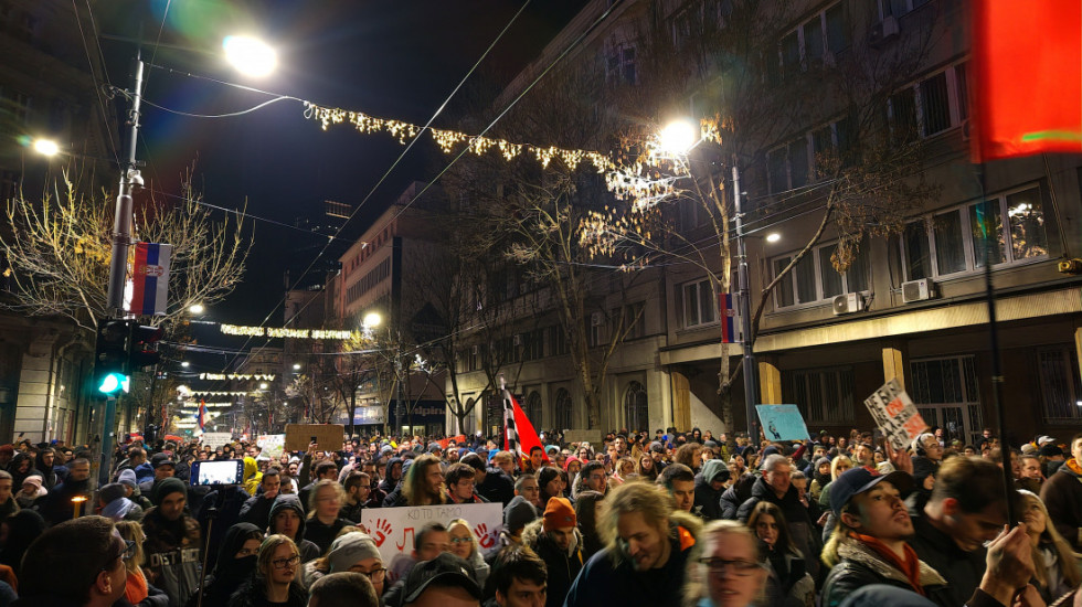 (VIDEO) Određeno zadržavanje taksisti koji je udario autom mladića tokom protesta na Trgu Nikole Pašića, pa pobegao