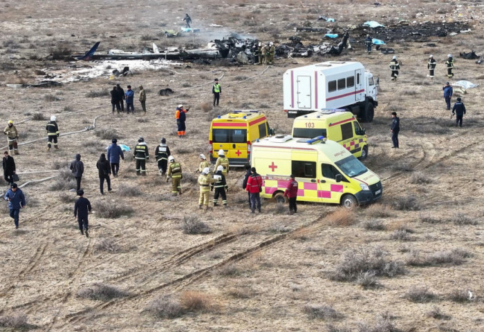 (FOTO/VIDEO) Avion iz Azerbejdžana se srušio u Kazahstanu, prema prvim izveštajima ima preživelih