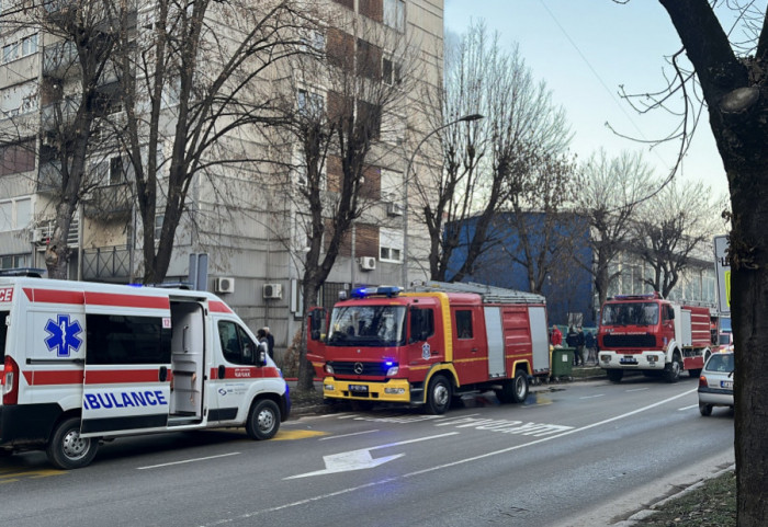 (FOTO) Povređene četiri osobe u požaru u višespratnici u Čačku