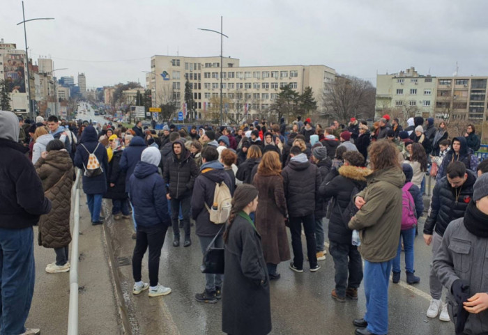 (VIDEO) "Daske su zaćutale": Novosadski glumci održali 15 minuta tišine ispred Železničke stanice