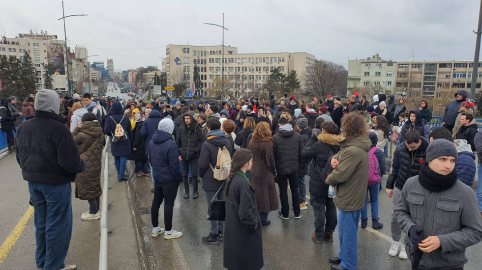 (VIDEO) "Daske su zaćutale": Novosadski glumci održali 15 minuta tišine ispred Železničke stanice