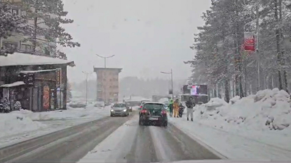AMSS: Oprez u vožnji ka planinskim predelima zbog snega, putevi prohodni