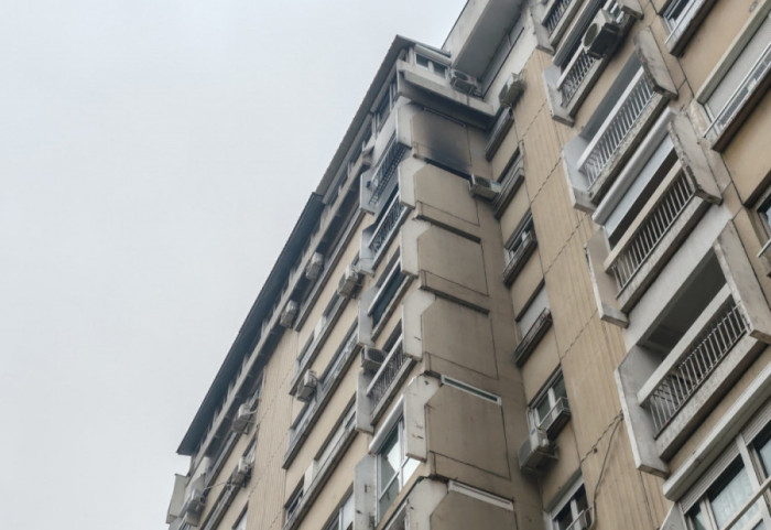 Ugašen požar u stanu na devetom spratu na Novom Beogradu, komšije pozvale vatrogasce