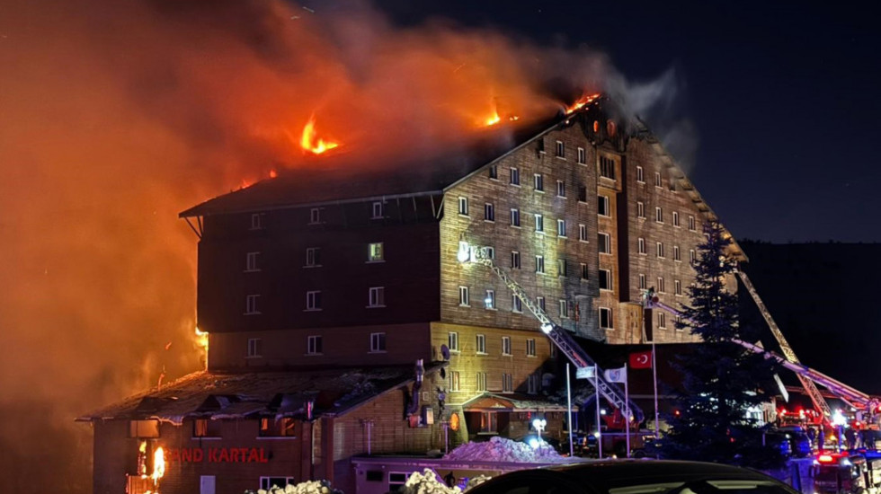 (FOTO/VIDEO) Broj stradalih u hotelu u ski centru u Turskoj porastao na 76, privedeno devet osoba