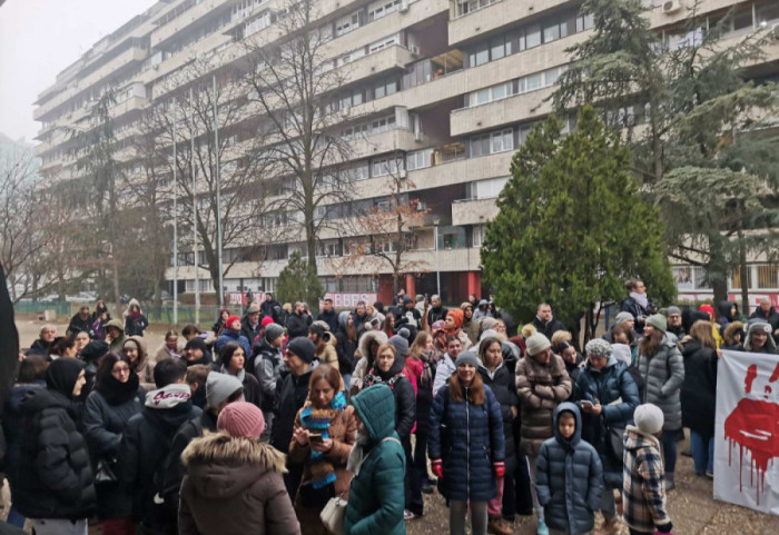 (VIDEO) Prosvetna inspekcija u OŠ "Jovan Dučić" i Desetoj gimnaziji, roditelji im nisu dali da izvrše nadzor