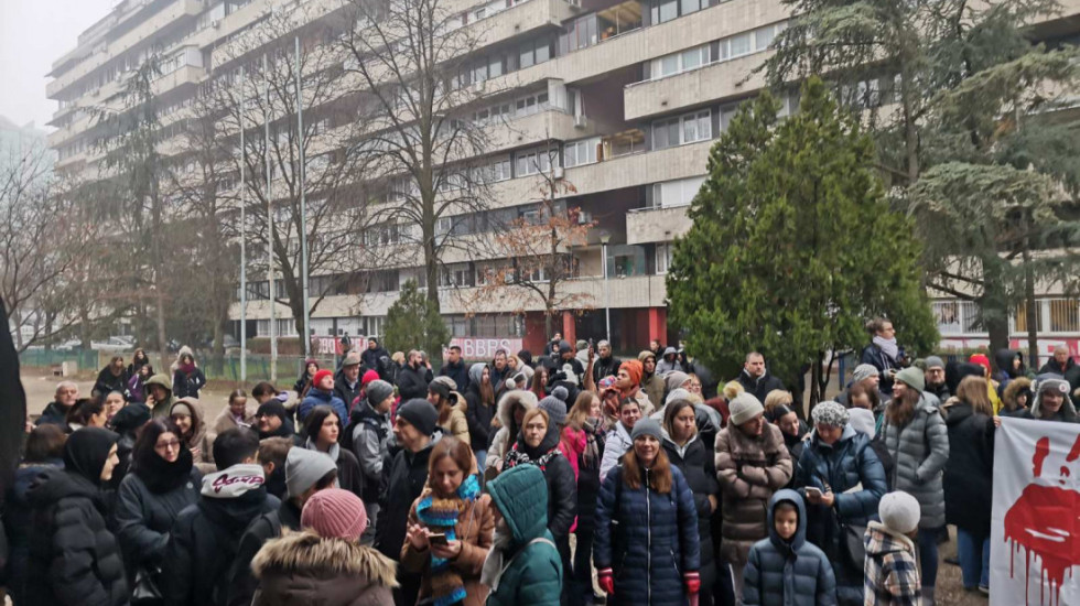 (VIDEO) Prosvetna inspekcija u OŠ "Jovan Dučić" i Desetoj gimnaziji, roditelji im nisu dali da izvrše nadzor