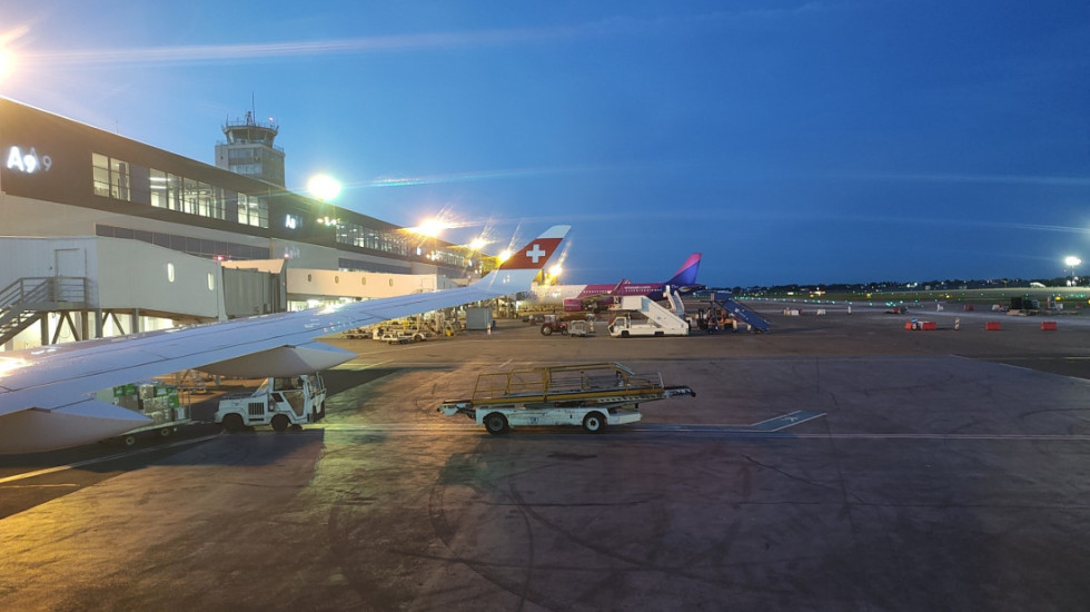 Probio izlaznu rampu i udaljio se: Krivična prijava protiv muškarca koji je vozio po pisti Aerodroma "Nikola Tesla"
