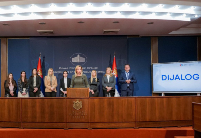 Macura: Đacima je mesto u klupama, prosvetni radnici treba da štite interes dece