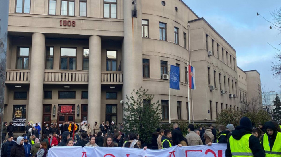 Ispred Pravnog fakulteta tišina za žrtve nadstrešnice, u Zemunu vređanje i pretnje okupljenima