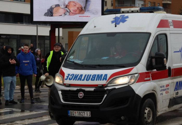 Saobraćajna nesreća na putu između Umke i Obrenovca, povređeno troje