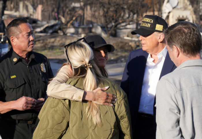 (FOTO) Melanija Tramp razgovarala sa stanovnicom Los Anđelesa na srpskom jeziku