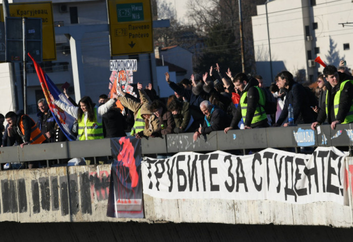 (FOTO/VIDEO) Kraj 24-časovne blokade na Autokomandi: Studenti se razišli, uspostavljen saobraćaj
