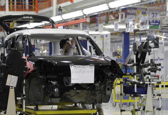 (VIDEO) Automobilska industrija gubi gas: Kineska vozila zauzimaju tržište, Evropa traži pravac