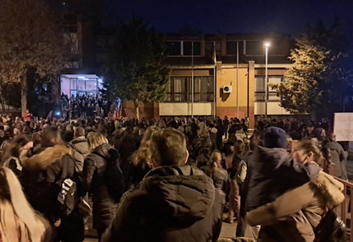 (FOTO/ VIDEO) Protestno okupljanje u Mirijevu: Roditelji u šetnji podrške prosvetnim radnicima