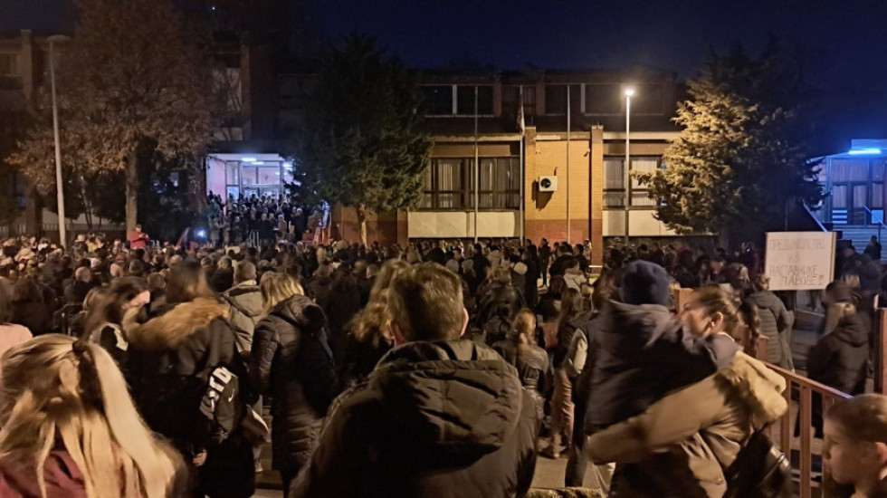 (FOTO/ VIDEO) Protestno okupljanje u Mirijevu: Roditelji u šetnji podrške prosvetnim radnicima