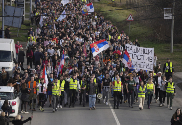 Mladić koji je na štakama pešačio sa studentima pretučen u Zrenjaninu, podnete prijave protiv svih učesnika