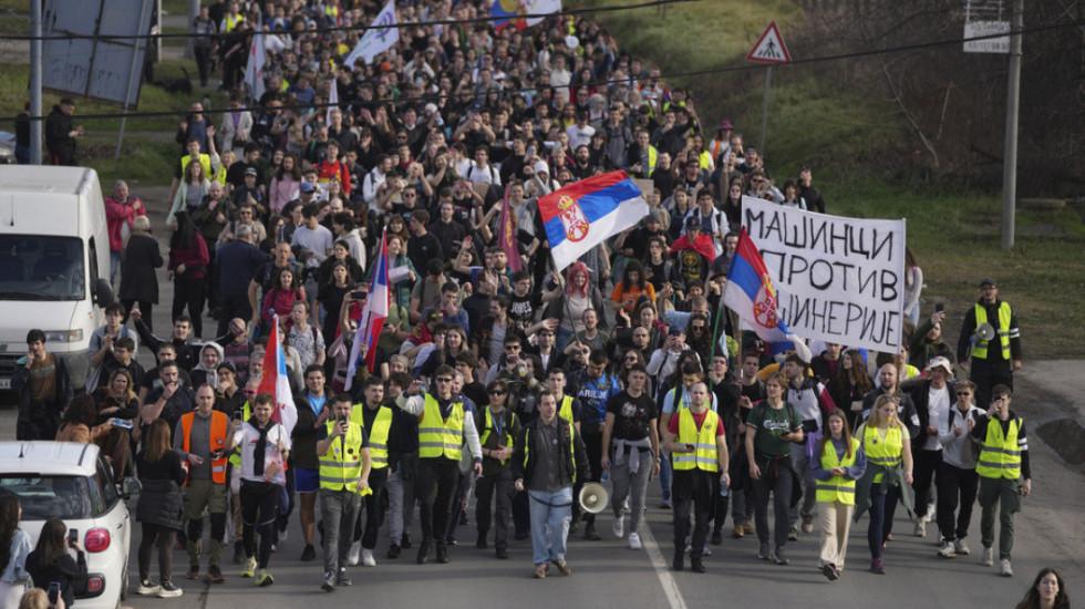 Mladić koji je na štakama pešačio sa studentima pretučen u Zrenjaninu, podnete prijave protiv svih učesnika