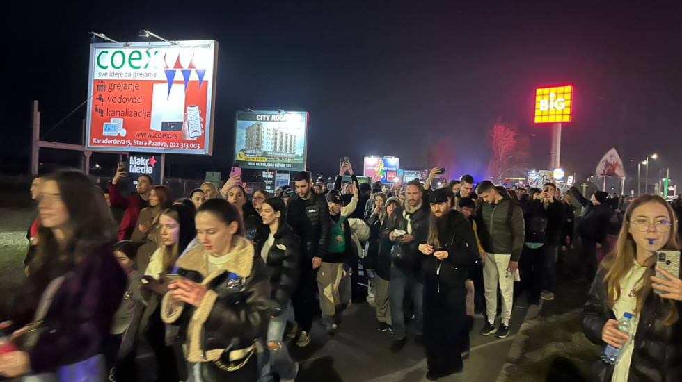 (FOTO/VIDEO) Studenti beogradskih fakulteta pešačili skoro 50 kilometara: Dočekani u Inđiji uz vatromet i aplauz