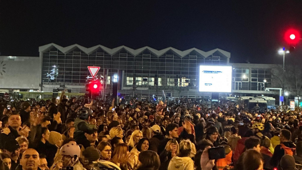 (FOTO/VIDEO) Studenti iz Beograda stigli u Novi Sad, održano 15 minuta tišine ispred Železničke stanice