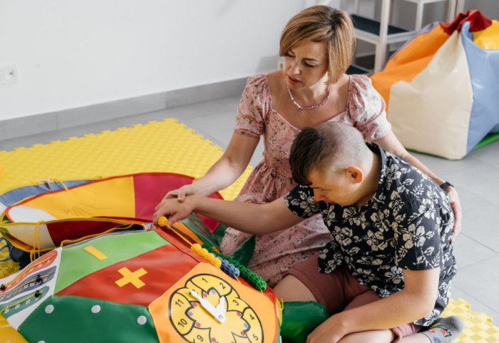 (VIDEO) "Oni su neiskvareni, sa čistim srcem": Značaj prihvatanja i uključivanja osoba sa autizmom u društvo