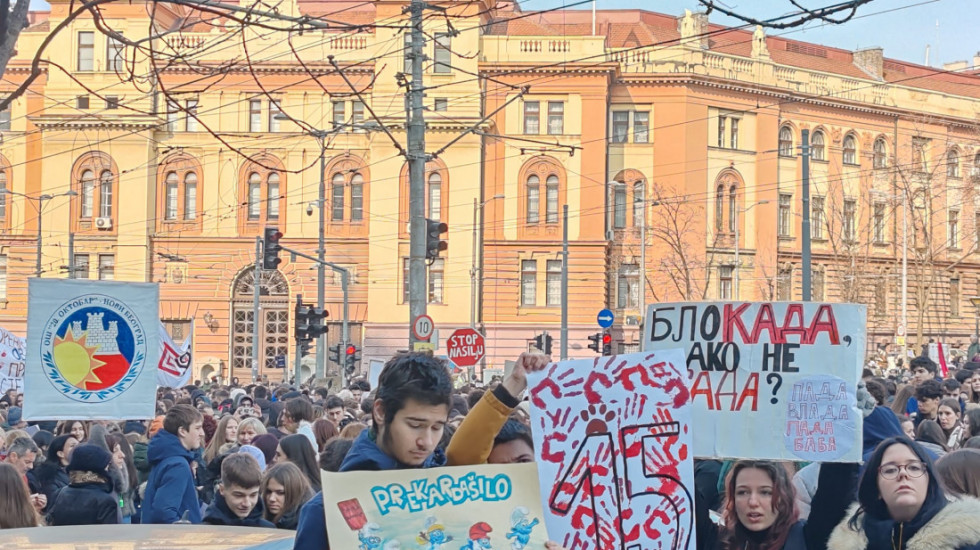 (FOTO) Dekani osam beogradskih fakulteta podržali prosvetne radnike na protestu ispred Ministarstva