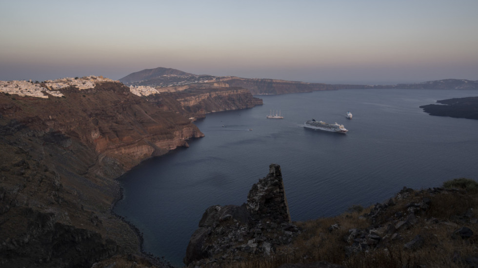 (VIDEO) Serija zemljotresa uništava Santorini: Nestala čuvena Crvena plaža