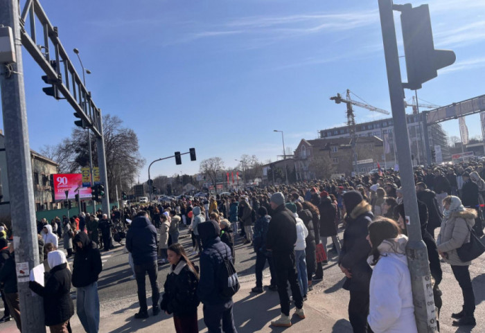 (FOTO/VIDEO) Blokada Pupinovog mosta: Crveni baloni i ruže za žrtve pada nadstrešnice u Novom Sadu