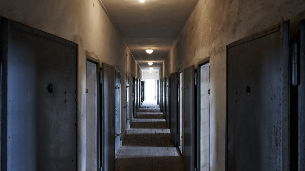 Određeno zadržavanje osumnjičenom (72) za izazivanje požara i pucnjavu u Novom Sadu