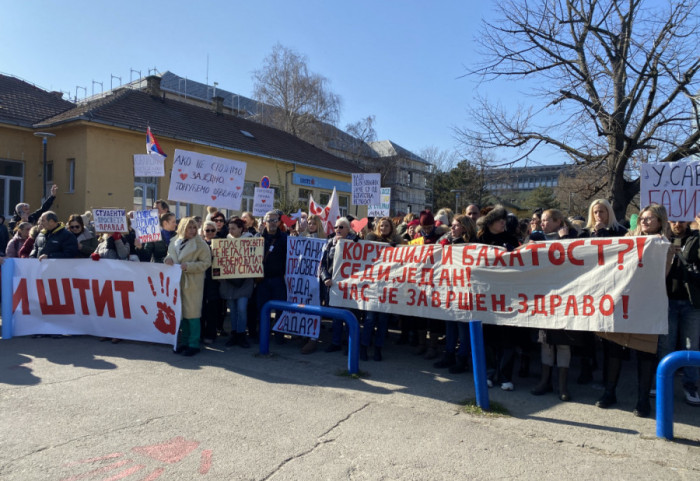 (FOTO) Novosadski prosvetari, lekari i studenti medicine protestovali ispred Poliklinike Kliničkog centra Vojvodine