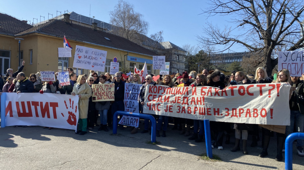 (FOTO) Novosadski prosvetari, lekari i studenti medicine protestovali ispred Poliklinike Kliničkog centra Vojvodine